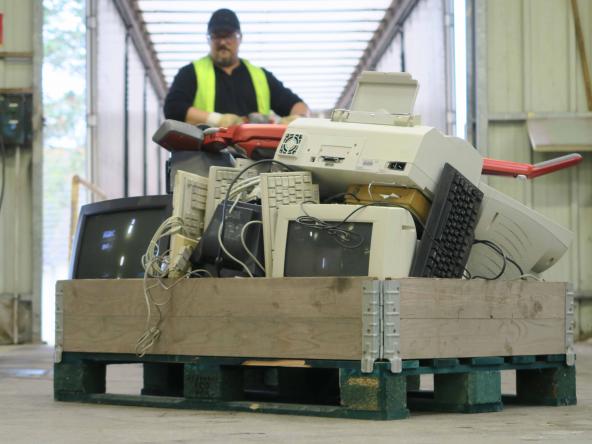 Les territoires mutualisent la collecte des déchets électriques des entreprises sur les zones d’activités économiques