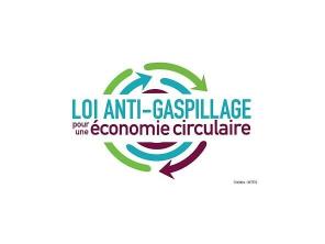 La loi anti-gaspillage pour une économie circulaire a été voté en lecture définitive à l’Assemblée nationale et au Sénat à l’unanimité, à la suite d’une commission mixte paritaire conclusive également à l’unanimité. Cela illustre la capacité de rassemblement autour de ce texte.Cette loi issue de l’acte II du quinquennat est le fruit d’une concertation de l’ensemble des acteurs (collectivités, entreprises, ONG) lancée dès octobre 2017 et le résultat d’un consensus politique large associant l’ensemble des groupes politiques au Parlement.Elle apporte des réponses aux attentes de nos concitoyens en matière d’écologie à travers des mesures de la vie quotidienne, grâce à une écologie du concret préservant les ressources, la santé et le pouvoir d’achat, tout en permettant un développement économique et industriel sur les territoires.La loi contient plus d’une centaine de mesures qui prévoient :

de nouvelles obligations avec la création de nouvelles filières pollueur-payeur pour embarquer de nouvelles familles de produits dans l’économie circulaire (jouets, articles de sport, de bricolage, matériaux de construction, mégots, couches et lingettes, etc.) et l’exigence de transparence sur les impacts sanitaires et environnementaux des produits, sur la gestion des déchets ;
de nouvelles interdictions pour cranter des ambitions écologiques irréversibles notamment sur l’usage de plastiques à usage unique et pour lutter contre le gaspillage des produits invendus, alimentaires ou non ;
de nouveaux outils pour mieux contrôler et sanctionner les délits contre l’environnement (pouvoirs des maires renforcés pour lutter contre les dépôts sauvages, etc.), pour soutenir les entreprises dans leurs démarches d’écoconception (avec des systèmes incitatifs de type bonus-malus par exemple) et accompagner les citoyens dans de nouvelles pratiques de consommation (indice de réparabilité, information sur les perturbateurs endocriniens, simplification du geste de tri, développement de la consigne ou de vrac).

L’ensemble de ces mesures permettra de changer en profondeur les modes de production et de consommation des citoyens. Elles forment un tout cohérent qui illustre le nouveau modèle écologique que le Gouvernement souhaite construire.
L’économie circulaire, par une meilleure gestion des ressources et des déchets, par l’accent mis sur la réparation et le réemploi des produits, sur le recyclage des matériaux permet à la fois de réduire les émissions de gaz à effet de serre et les impacts sur la biodiversité de diverses pollutions et de préserver et créer des emplois non délocalisables sur les territoires.
Source : Ministère de la Transition Écologique - Plan gouvernemental d'économie circulaire