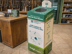 Ce guide, édité par Ecologic, présente aux armuriers les modalités de mise en place d’un dispositif de collecte et de recyclage des douilles vides usagées de chasse et de tir sportif. Il détaille les déchets acceptés, les conditions logistiques (big bags sur palette ou box de pré-collecte), ainsi que les seuils et modalités d’enlèvement via la plateforme e-dechet.com.
Le document explique également le processus de traitement et de recyclage des douilles, depuis la collecte jusqu’à la valorisation matière, dans le respect des obligations réglementaires. Il met en avant les bénéfices pour les armureries : visibilité accrue, engagement environnemental et fidélisation de la clientèle.
Enfin, il précise les engagements respectifs d’Ecologic et des points de collecte, ainsi que les outils de communication mis à disposition pour valoriser la démarche auprès du public.